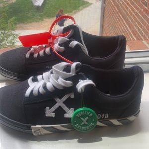 Off-White Arrow Stripped Low-top sneakers **WITH DUST BAG***